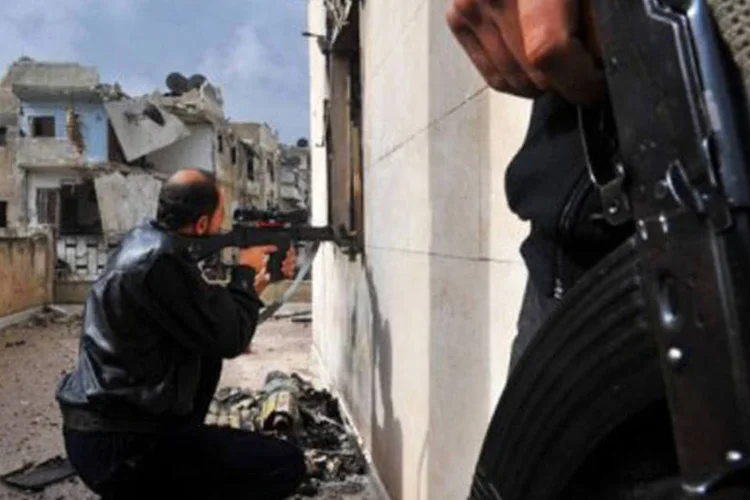 
	Rebelde atira contra for&ccedil;as do governo, em Alepo: ontem, os rebeldes capturaram o prefeito de Al Raqa, Hassan Yalili
 (Bulent Kilic/AFP)