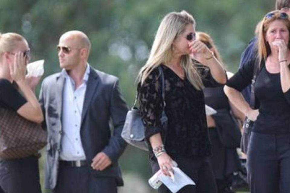 
	Parentes e amigos de Reeva emocionam-se no funeral: segundo o pai da modelo, nada poderia indicar que Reeva mantinha uma rela&ccedil;&atilde;o conflituosa com Pistorius
 (Alexander Joe/AFP)