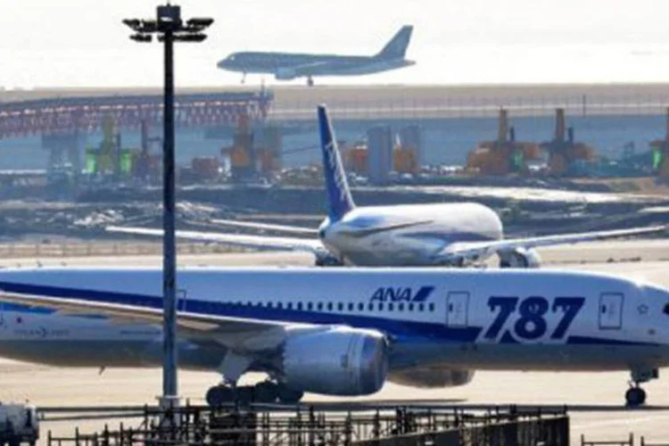 
	Boeing 787 Dreamliner da All Nippon Airways (ANA), no aeroporto Haneda: as baterias desses avi&otilde;es s&atilde;o do mesmo tipo e todas s&atilde;o fabricadas pela empresa japonesa GS Yuasa
 (Yoshikazu Tsuno)