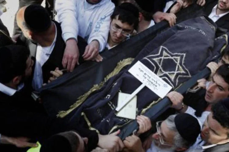 
	Caix&atilde;o de uma menina morta em sua chegada a Jerusal&eacute;m: em 19 de mar&ccedil;o, Mohamed Merah matou tr&ecirc;s crian&ccedil;as e o pai judeus diante de uma escola de Toulouse
 (Gali Tibbon/AFP)