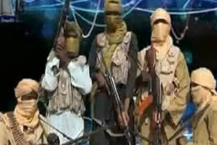 
	V&iacute;deo de membros do Ansaru: ministro franc&ecirc;s, por&eacute;m, reconheceu a semelhan&ccedil;a do m&eacute;todo e disse que os grupo reivindicam o mesmo fundamentalismo
 (Jamaatu Ansarul Muslimina fi Biladis Sudan/AFP)