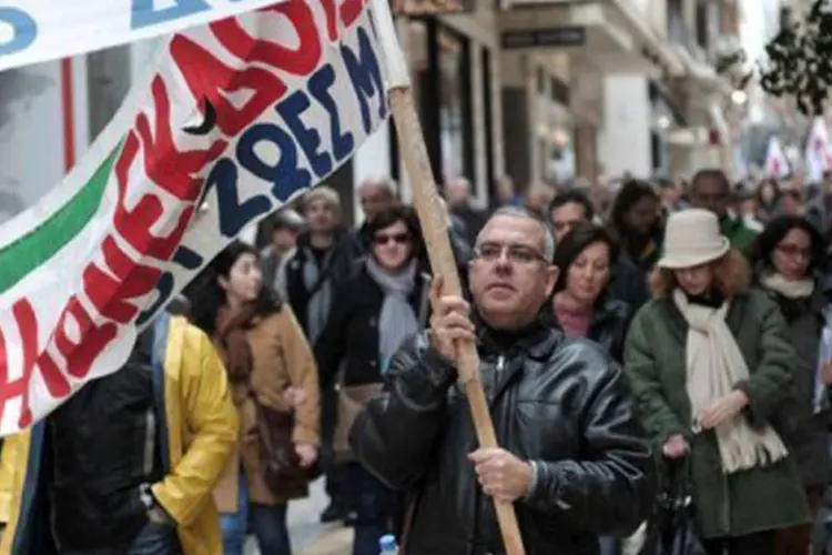 
	Jornalistas gregos protestam em Atenas: os manifestantes exigem&nbsp;medidas para lutar contra o desemprego e para conservar os direitos democr&aacute;ticos
 (Louisa Gouliamaki/AFP)