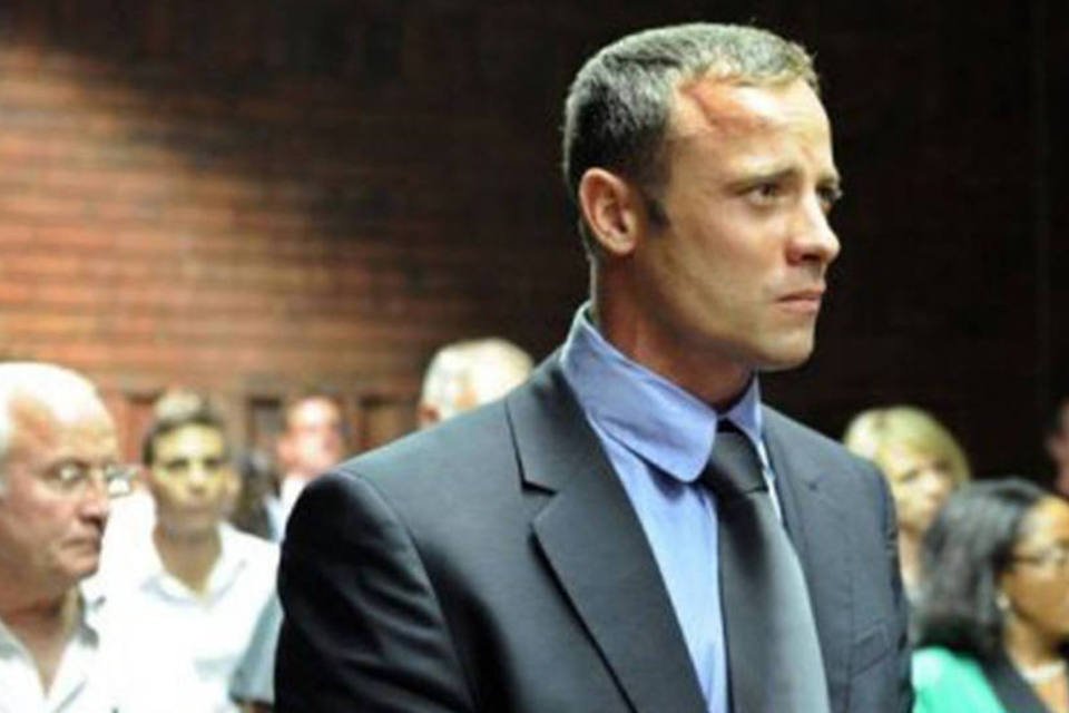 
	Oscar Pistorius comparece &agrave; corte de Pret&oacute;ria: ele &eacute; acusado formalmente de ter assassinado a tiros sua namorada, a modelo Reeva Steenkamp
 (Stephane de Sakutin/AFP)