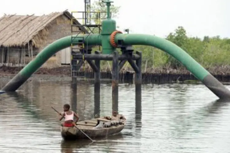 
	Crian&ccedil;as navegam perto de uma &oacute;leoduto em Rivers State, Nig&eacute;ria: os estrangeiros a bordo de um petroleiro no estado de Bayelsa, sul do pa&iacute;s
 (Pius Utomi Ekpei/AFP)