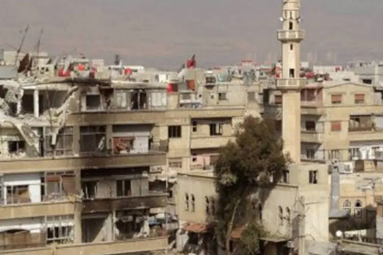 
	Foto de pr&eacute;dio destru&iacute;do por bombardeio perto de Damasco, S&iacute;ria: nas &uacute;ltimas semanas, os insurgentes intensificaram os disparos de morteiros e de foguetes contra Damasco
 (AFP)