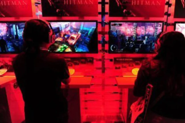 
	F&atilde;s jogam Playstation 3: os especialistas esperam com ansiedade pelo an&uacute;ncio de um PS4, sucessor do PS3, que acumula 77 milh&otilde;es de unidade vendidas
 (Frederic J. Brown/AFP)