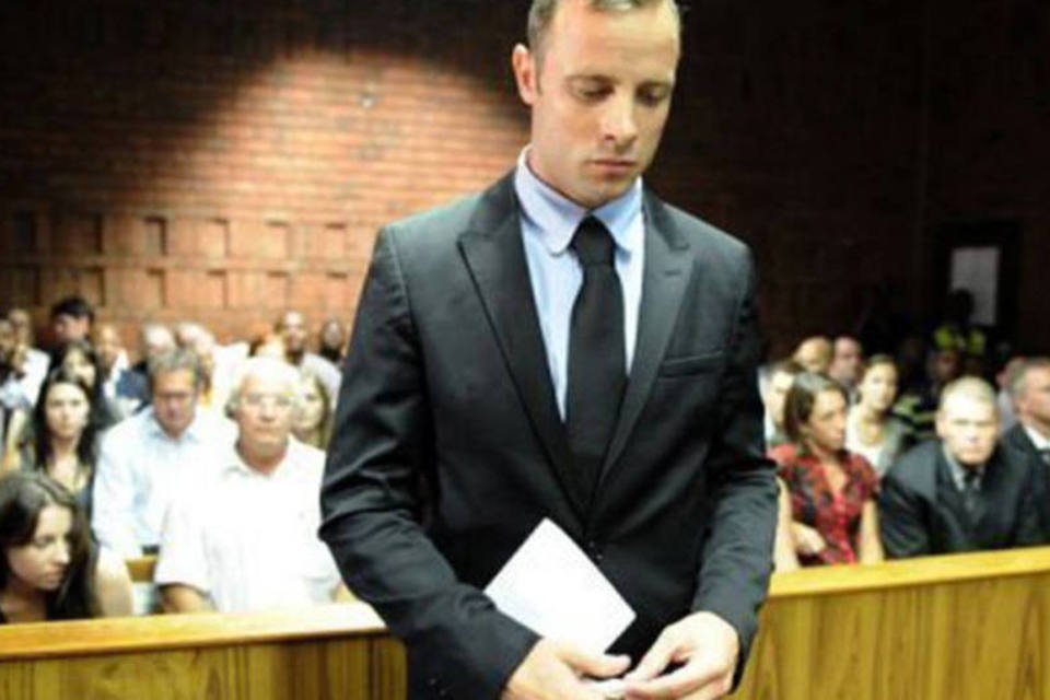 
	Oscar Pistorius no tribunal de Pret&oacute;ria: esta quarta-feira foi marcada pelos ataques da acusa&ccedil;&atilde;o que tentou acabar com a tese de morte por acidente
 (Stephane de Sakutin/AFP)