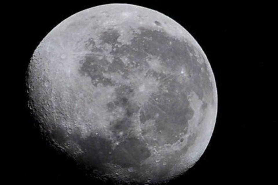Estudo aponta que a Lua tem mais água do que o imaginado