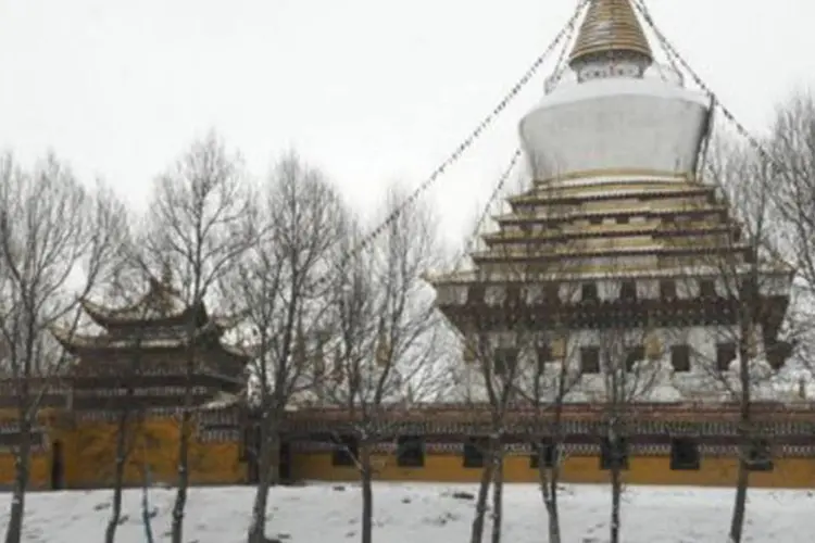 
	Monast&eacute;rio Kirti na prov&iacute;ncia de Sichuan: 55 mil pessoas foram afetadas pelo tremor de terra, cujo epicentro foi registrado a 18 quil&ocirc;metros de profundidade
 (Peter Parks/AFP)