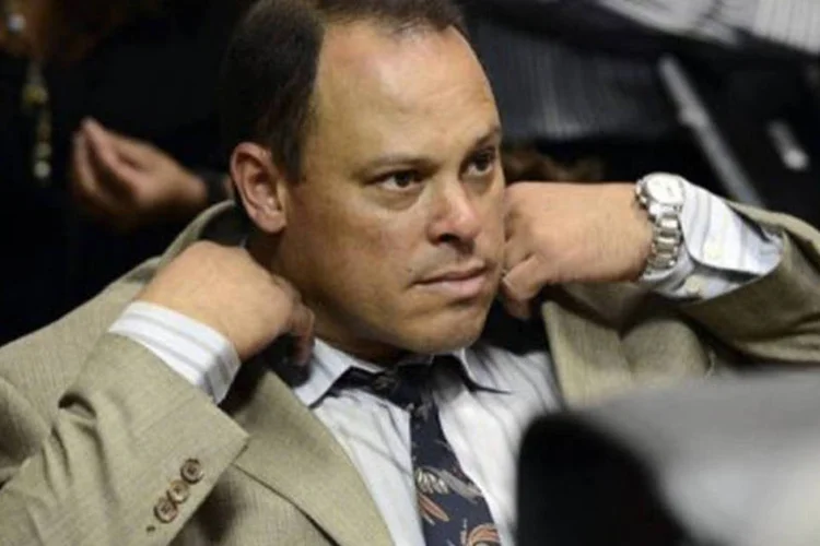
	Detetive da pol&iacute;cia sul-africana Hilton Botha:&nbsp;j&aacute; desestabilizado pela defesa de Pistorius na quarta-feira, o policial Botha demorou a comparecer &agrave; audi&ecirc;ncia nesta manh&atilde;.
 (Stephane de Sakutin/AFP)