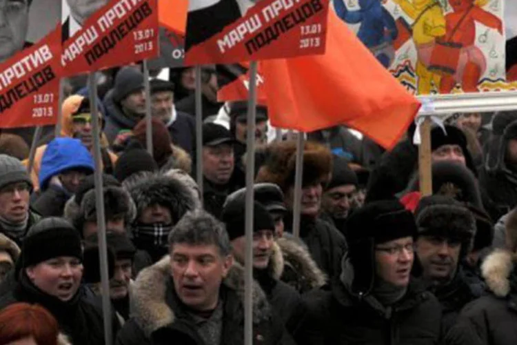 
	L&iacute;deres da oposi&ccedil;&atilde;o se manifestam contra a lei que pro&iacute;be americanos de adotarem crian&ccedil;as russas: 20 crian&ccedil;as russas adotadas nos EUA morreram desde 2001
 (Andrey Smirnov/AFP)