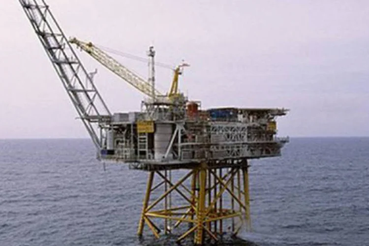 
	Plataforma de perfura&ccedil;&atilde;o em alto-mar, no mar do Norte: a produ&ccedil;&atilde;o local aumentou &quot;levemente&quot; desde 1990, enquanto o consumo disparou (Kjetil Alsvik/AFP)