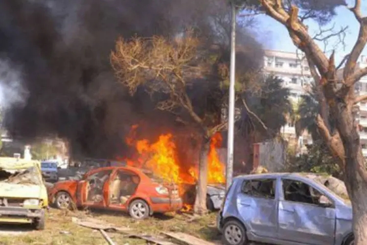 
	Carro-bomba deixa destro&ccedil;os em Damasco: a detona&ccedil;&atilde;o destruiu muitos ve&iacute;culos nas proximidades
 (AFP)