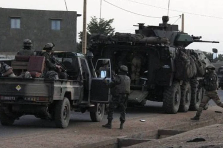 
	Soldados franceses em Gao, Mali: o motorista do ve&iacute;culo era provavelmente &quot;um terrorista suicida&quot; que queria atacar o campo
 (Pascal Guyot/AFP)