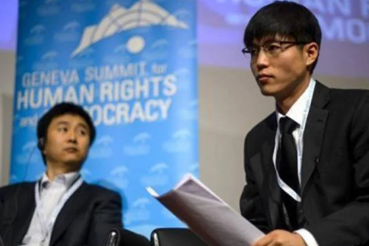 
	Ex-prisioneiros da Coreia do Norte, Shin Dong-Hyuk (D) e Chol-Hwan Kang: Shin &eacute; a &uacute;nica pessoa conhecida que nasceu em um campo norte-coreano e conseguiu escapar
 (Fabrice Coffrini/AFP)