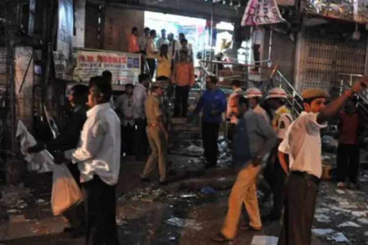 
	Autoridades e cidad&atilde;os indianos examinam local de atentado em Hyderabad: a pol&iacute;cia classificou o incidente de &quot;atentado terrorista&quot;
 (Noah Seelam/AFP)