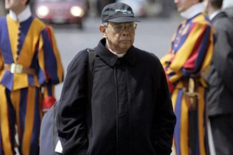 
	Cardeal da Indon&eacute;sia, Julius Riyadi Darmaatmadja, no Vaticano: ele explicou que tem muitos problemas de vis&atilde;o, ao ponto de n&atilde;o conseguir ler documentos
 (Marco Longari/AFP)
