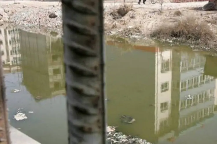 
	Polui&ccedil;&atilde;o de um rio em Tianjin, sudeste de Pequim: a polui&ccedil;&atilde;o na China aumentou consideravelmente com a r&aacute;pida industrializa&ccedil;&atilde;o do pa&iacute;s&nbsp;
 (Frederic J. Brown/AFP)
