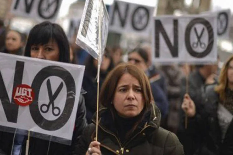 
	Oficiais da corte espanhola protestam os cortes: o governo espanhol anunciou cortes de cerca de 150 bilh&otilde;es de euros em tr&ecirc;s anos
 (Pedro Armestre/AFP)