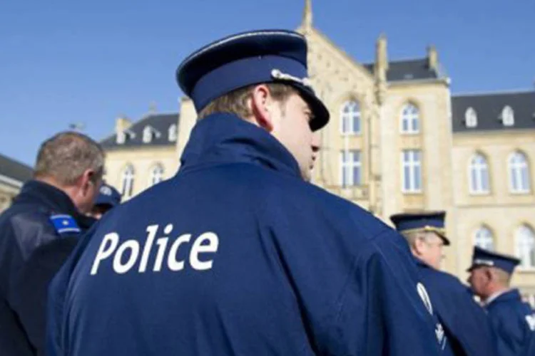 
	Policiais se manifestam contra morte de um camarada na B&eacute;lgica: o jovem apresentou resist&ecirc;ncia antes de ser preso
 (Anthony Dehez/AFP)