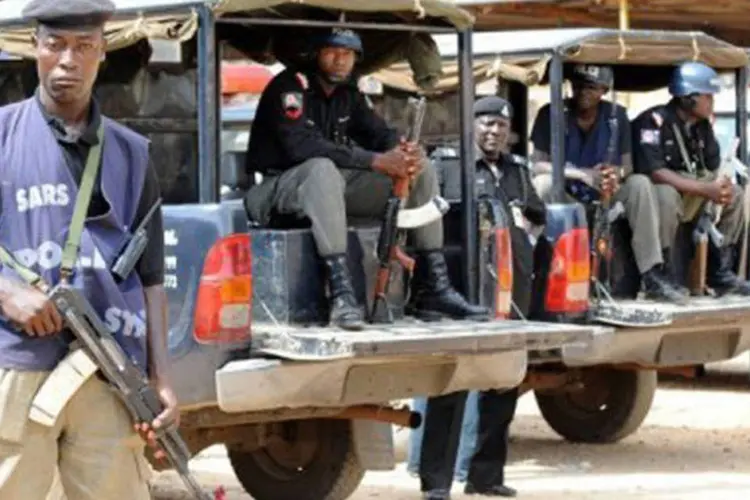 
	Policiais nigerianos em Jos, no Estado de Plateau, Nig&eacute;ria: a pol&iacute;cia ressaltou que nenhum soldado est&aacute; envolvido no massacre
 (Pius Utomi Ekpei/AFP)