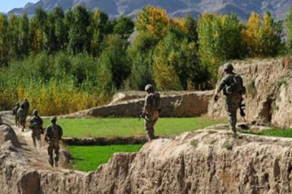 Soldados americanos em patrulha perto da base de Baraki Barak na província de Logar, Afeganistão, 11 de outubro, 2012
 (Munir Uz Zaman/AFP)