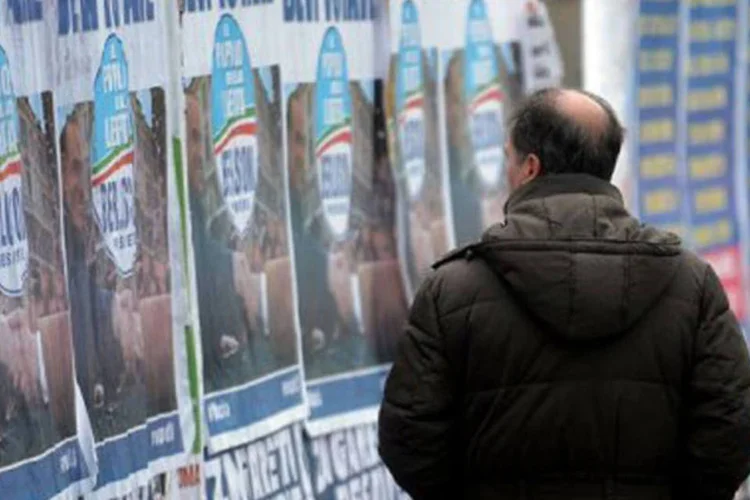 
	Homem passa em frente a cartazes na It&aacute;lia: pela 1&ordf; vez no per&iacute;odo do p&oacute;s-guerra, as elei&ccedil;&otilde;es acontecem no inverno e o clima pode influenciar o comparecimento &agrave;s urnas
 (Filippo Monteforte/AFP)