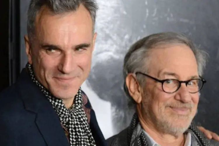 
	Daniel Day-Lewis (E) e Steven Spielberg: os dois favoritos pertencem &agrave; velha e boa aristocracia hollywoodiana, com &quot;Lincoln&quot; distribu&iacute;do pela Disney e &quot;Argo&quot; pela Warner
 (Robyn Beck/AFP)