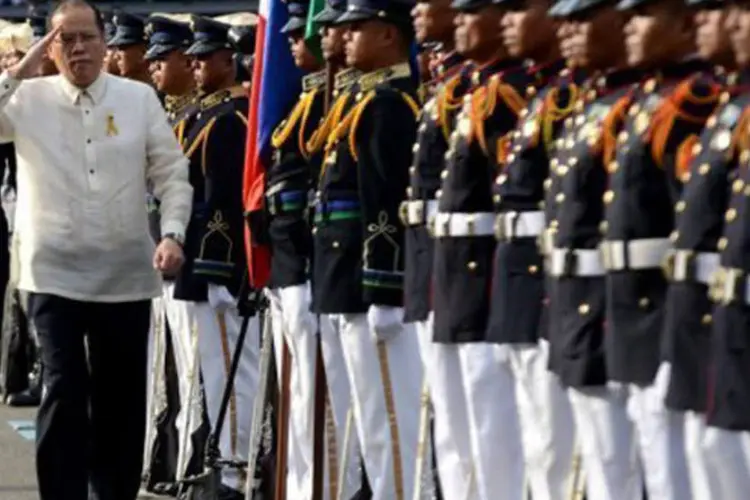 
	Presidente filipino, Benigno Aquino, em cerim&ocirc;nia militar: os rebeldes entregar&atilde;o 75 armas em cerim&ocirc;nia realizada perante a presen&ccedil;a de Aquino
 (Noel Celis/AFP)