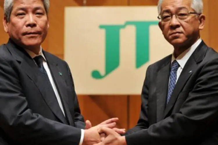 
	Mitsuomi Koizumi (D) e Hiroshi Kimura anunciam uma mudan&ccedil;a na presid&ecirc;ncia da Japan Tobacco: entre suas marcas est&atilde;o Camel e Benson &amp; Hedges
 (Yoshikazu Tsuno/AFP)