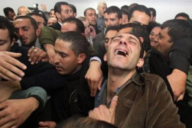 
	Parentes e amigos de Arafat Jaradat, 24 de fevereiro, 2013: a morte do militante desencadeou manifesta&ccedil;&otilde;es na Cisjord&acirc;nia, onde a tens&atilde;o aumentou nos &uacute;ltimos dias
 (Hazem Bader/AFP)