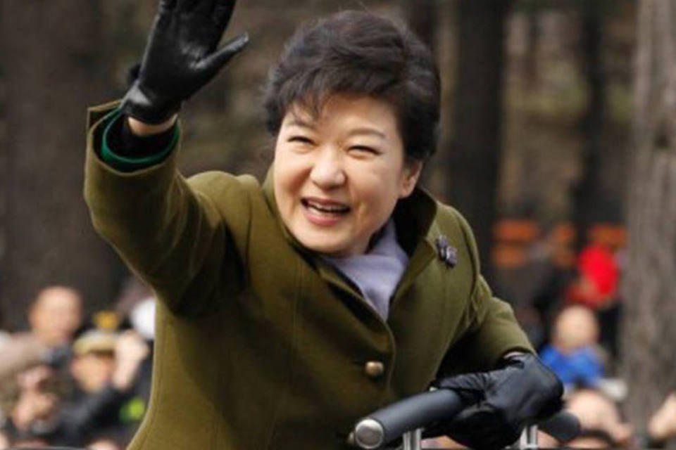 Primeira mulher assume presidência da Coreia do Sul