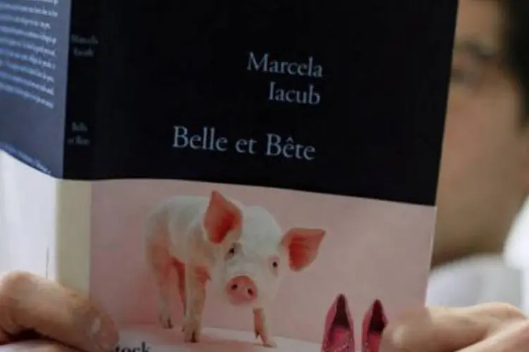 
	Capa do livro de Marcela Iacub: no livro,&nbsp;a autora chama o personagem principal de &quot;ser d&uacute;bio, meio homem, meio porco&quot;
 (Kenzo Tribouillard/AFP)