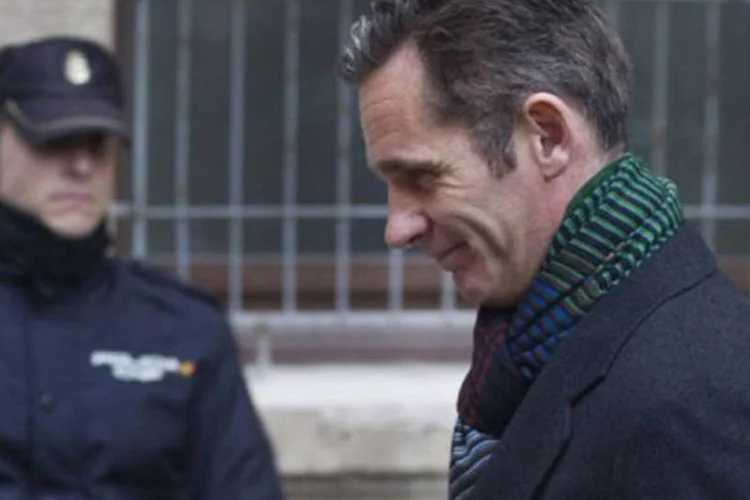 
	Genro do rei da Espanha, I&ntilde;aki Urdangarin, saindo do Pal&aacute;cio de justi&ccedil;a: o genro do rei acabou por recusar a oferta, disse Corinna zu Sayn-Wittgenstein (Jaime Reina/AFP)