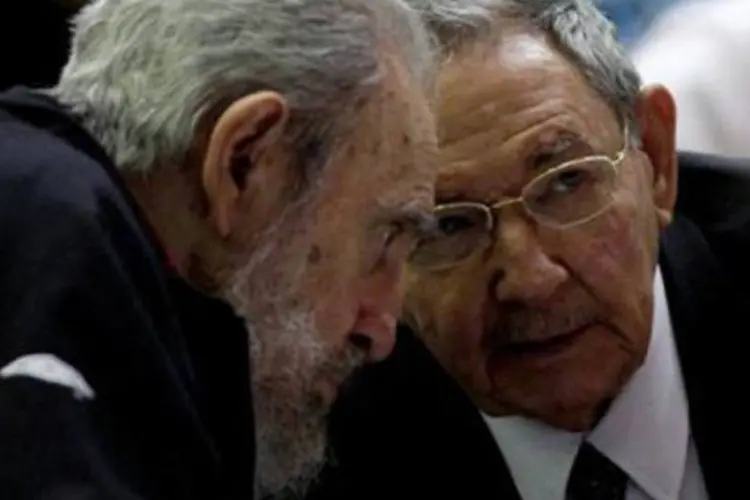 
	Os irm&atilde;os Fidel e R&aacute;ul Castro durante vota&ccedil;&atilde;o na Assembleia Nacional: Fidel convocou os dirigentes hist&oacute;ricos a entenderem a necessidade de deixar seus postos (Ismael Francisco/AFP)