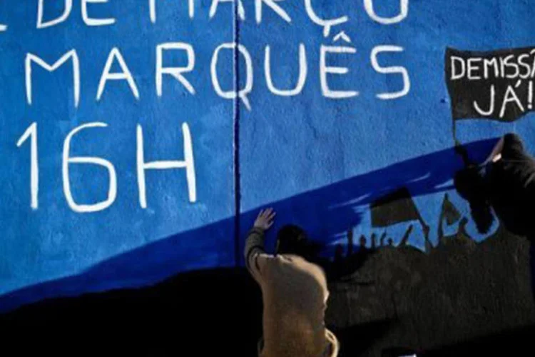 
	Arte de rua contra a austeridade em Lisboa: se a troica analisar positivamente as reformas no pa&iacute;s, Portugal receber&aacute; uma nova parcela de ajuda de 2 bilh&otilde;es de euros (Patricia de Melo Moreira/AFP)