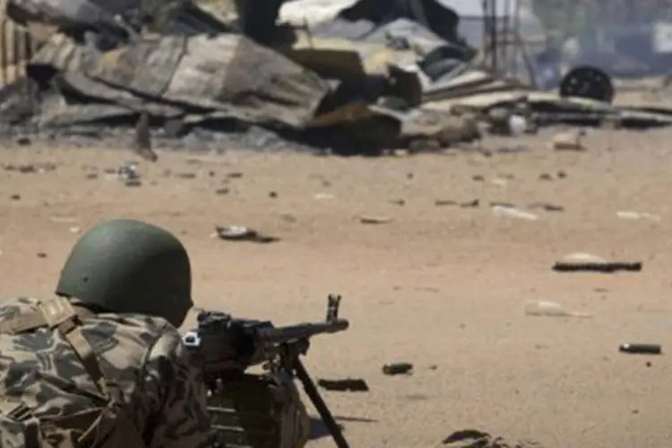 Soldado malinense em posição de tiro em Gao, 22 de fevereiro, 2013
 (Joel Saget/AFP)