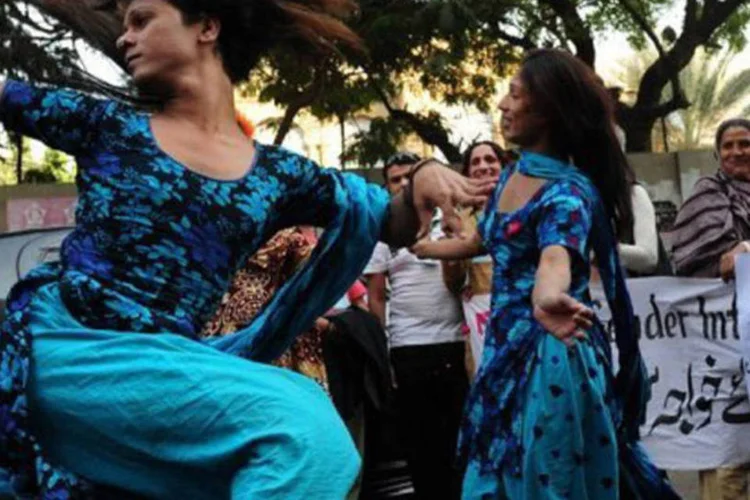 
	Transexuais paquistaneses dan&ccedil;am em protesto: em 2009, a Suprema Corte paquistanesa ordenou que o governo reconhecesse os eunucos como um sexo a parte
 (Asif Hassan/AFP)