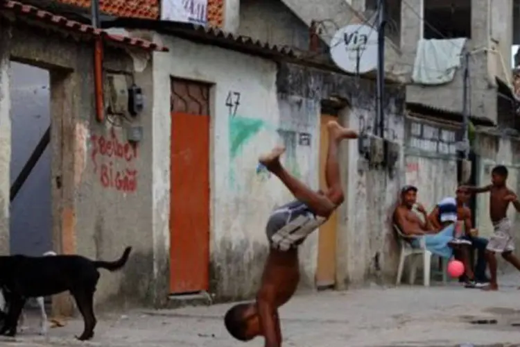 
	Jovens em favela no Rio: cerca de 60% dos jovens n&atilde;o estudam nem trabalham no mercado formal
 (Christophe Simon)