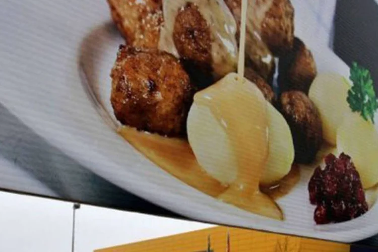 
	Propaganda da Ikea mostra prato de alm&ocirc;ndegas em frente &agrave; loja em Brno: o produto pode conter carne de cavalo
 (Radek Mica/AFP)