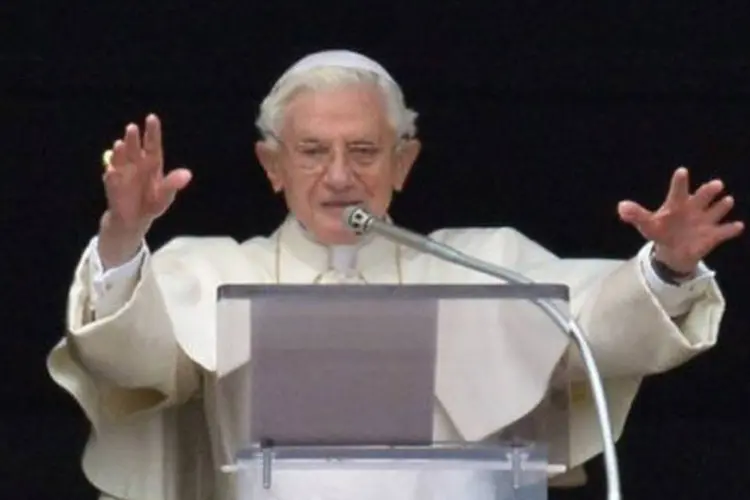 
	Bento XVI na Pra&ccedil;a de S&atilde;o Pedro, no Vaticano:&nbsp;Bento XVI, de 85 anos, anunciou no come&ccedil;o deste m&ecirc;s sua decis&atilde;o de renunciar.
 (Alberto Pizzoli/AFP)
