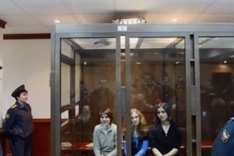 
	Ekaterina Samutsevich, Maria Alyokhina e Nadezhda Tolokonnikova: as jovens presas est&atilde;o submetidas a um estrito regime que inclui trabalhos for&ccedil;ado
 (Natalia Kolesnikova/AFP)