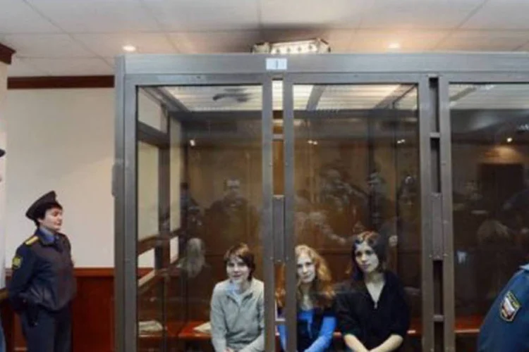 
	Ekaterina Samutsevich, Maria Alyokhina e Nadezhda Tolokonnikova: as jovens presas est&atilde;o submetidas a um estrito regime que inclui trabalhos for&ccedil;ado
 (Natalia Kolesnikova/AFP)