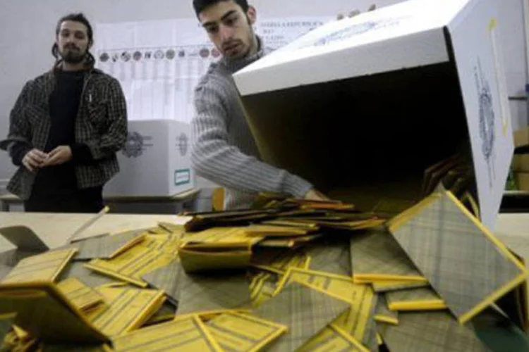 
	Urnas de vota&ccedil;&atilde;o s&atilde;o abertas em Roma: a It&aacute;lia, terceira economia da Eurozona, est&aacute; afundada em um atoleiro pol&iacute;tico ap&oacute;s as elei&ccedil;&otilde;es legislativas
 (Filippo Monteforte/AFP)