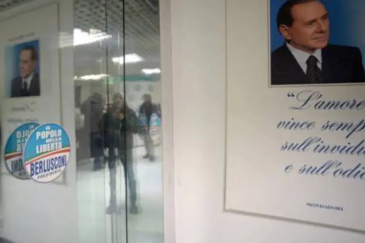 
	Foto de Silvio Berlusconi na sede do Partido Povo da Liberdade em Roma: ap&oacute;s a divulga&ccedil;&atilde;o dos resultados, a inquieta&ccedil;&atilde;o dos s&oacute;cios da It&aacute;lia n&atilde;o demorou a aparecer
 (Filippo Monteforte/AFP)