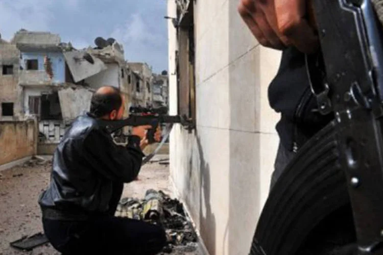 
	Rebelde em confronto com for&ccedil;as s&iacute;rias em Alepo: muitas armas desta proced&ecirc;ncia come&ccedil;aram a aparecer em v&iacute;deos no YouTube, segundo o NYT (Bulent Kilic/AFP)