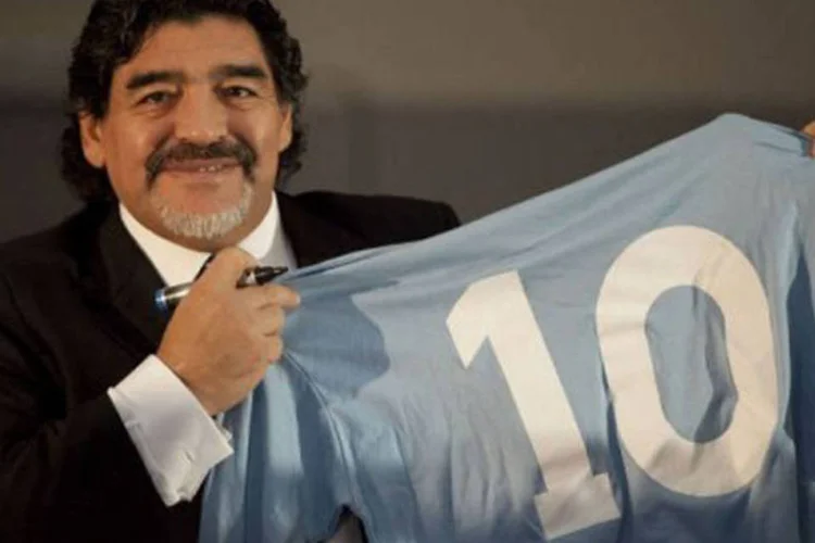 
	Maradona exibe uma camisa do N&aacute;poli: o ex-jogador do time chegou na segunda-feira ao pa&iacute;s e foi recebido por muitos f&atilde;s
 (Carlo Hermann/AFP)