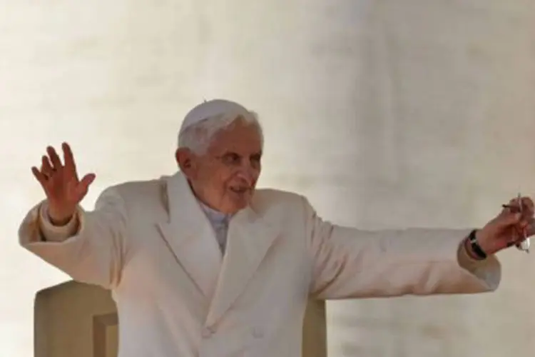 
	Bento XVI acena para a multid&atilde;o em seu &uacute;ltimo discurso como papa: ele tamb&eacute;m assistiu a alguns programas de televis&atilde;o, que abordaram suas &uacute;ltimas horas como pont&iacute;fice
 (Gabriel Bouys/AFP)