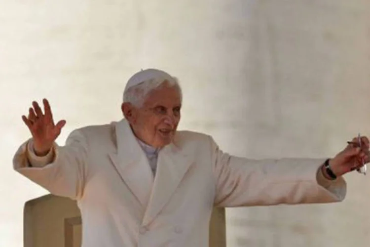 Bento XVI acena para a multidão em seu último discurso como papa: ele também afirmou estar "consciente da gravidade e novidade" de sua histórica renúncia ao pontificado (Gabriel Bouys/AFP)