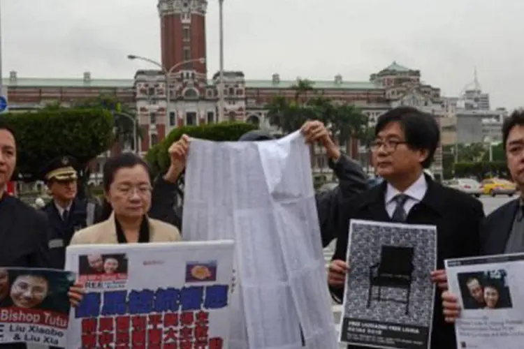 
	Dissidentes chineses pedem liberta&ccedil;&atilde;o de Liu Xiaobo em Taipei: uma carta assinada por 400.000 pessoas de 130 pa&iacute;ses pedem a liberta&ccedil;&atilde;o do ativista
 (Sam Yeh/AFP)